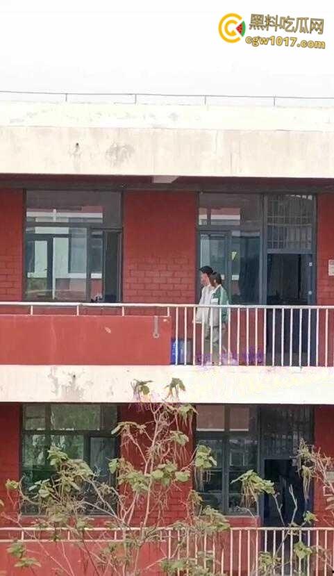 宁夏银川永宁回民高级中学,高一情侣午休时间楼梯间打炮,趴在窗户上无套后入,小小年纪如此大胆了-2