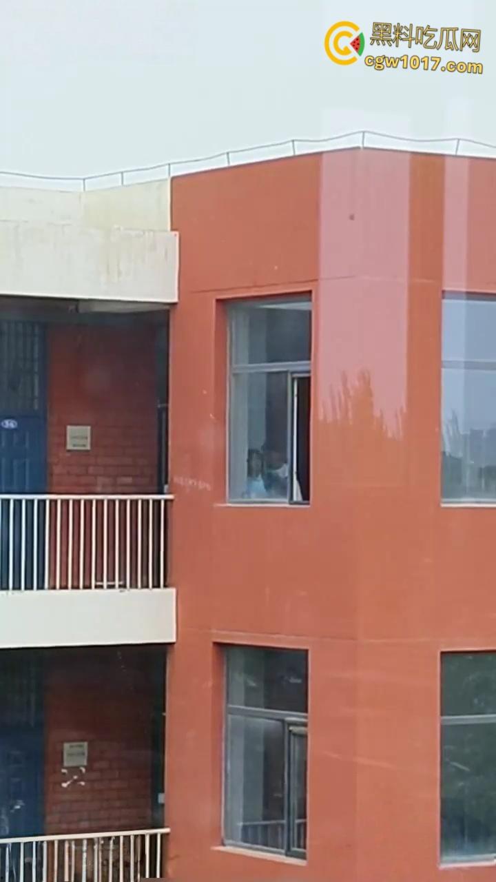 宁夏银川永宁回民高级中学,高一情侣午休时间楼梯间打炮,趴在窗户上无套后入,小小年纪如此大胆了-3