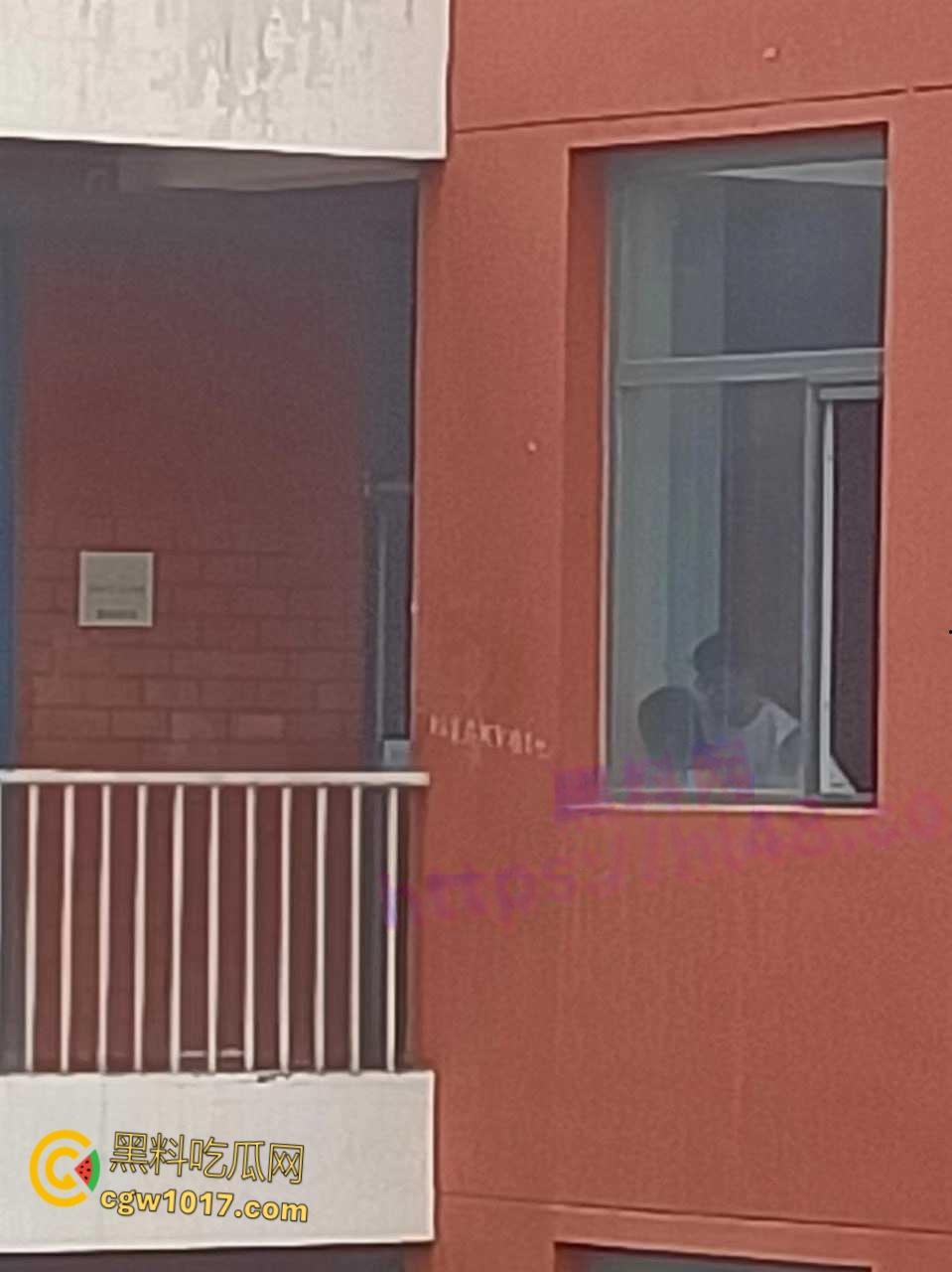 宁夏银川永宁回民高级中学,高一情侣午休时间楼梯间打炮,趴在窗户上无套后入,小小年纪如此大胆了-4