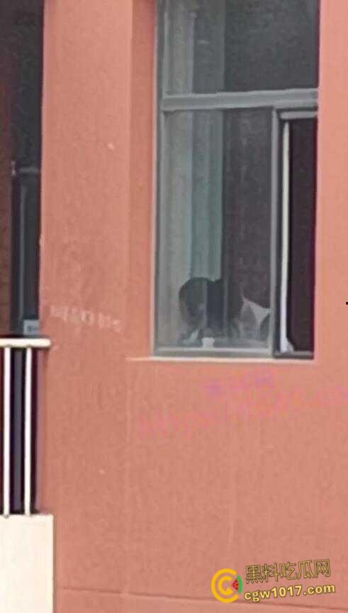 宁夏银川永宁回民高级中学,高一情侣午休时间楼梯间打炮,趴在窗户上无套后入,小小年纪如此大胆了-5