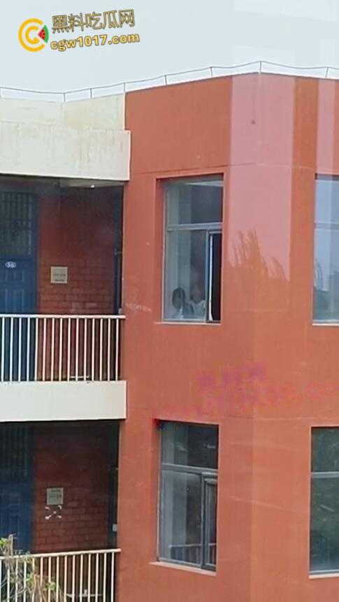 宁夏银川永宁回民高级中学,高一情侣午休时间楼梯间打炮,趴在窗户上无套后入,小小年纪如此大胆了-6