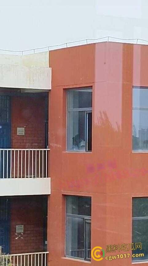 宁夏银川永宁回民高级中学,高一情侣午休时间楼梯间打炮,趴在窗户上无套后入,小小年纪如此大胆了-7