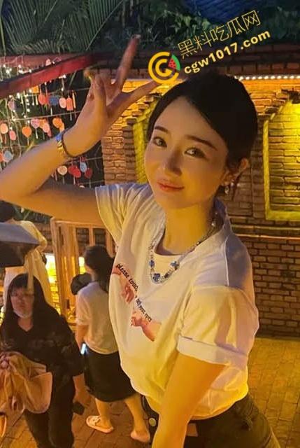 辽源巴卤社火锅店老板娘私下嗜好多人乱交,绿帽老公分享骚照,性感骚穴被无套爆操,白浆横流,淫靡不堪!-3