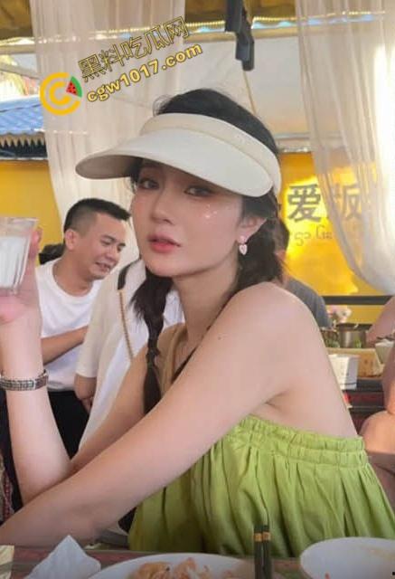 辽源巴卤社火锅店老板娘私下嗜好多人乱交,绿帽老公分享骚照,性感骚穴被无套爆操,白浆横流,淫靡不堪!-2