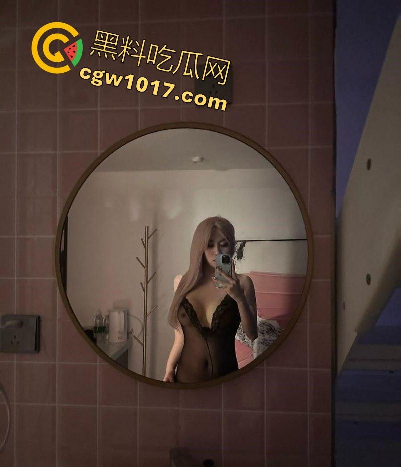 爱舔屌的微胖女M母狗，毒龙舔脚舔屌口技了得，边舔边露出渴望的眼神祈求主人狠狠满足，吉尼斯认证专业口交骚母狗！-1