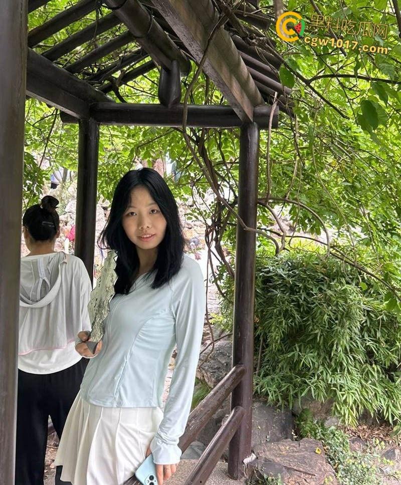 苏州清纯嫩妹【冉茹】,隐瞒男友下海卖淫,口交深喉业务熟练,白虎骚穴紧夹肉棒,骑乘榨精美乳摇晃!-3