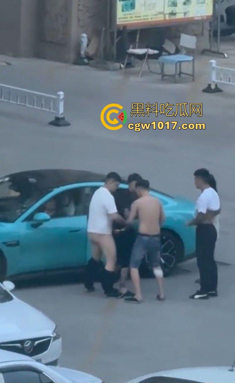 蓝色小米SU7男同野战视频曝光，光天化日俩男在车头大战，后入翘臀猛怼狂干，完全无视围观人异样眼光，小米SU7车震首选！-5