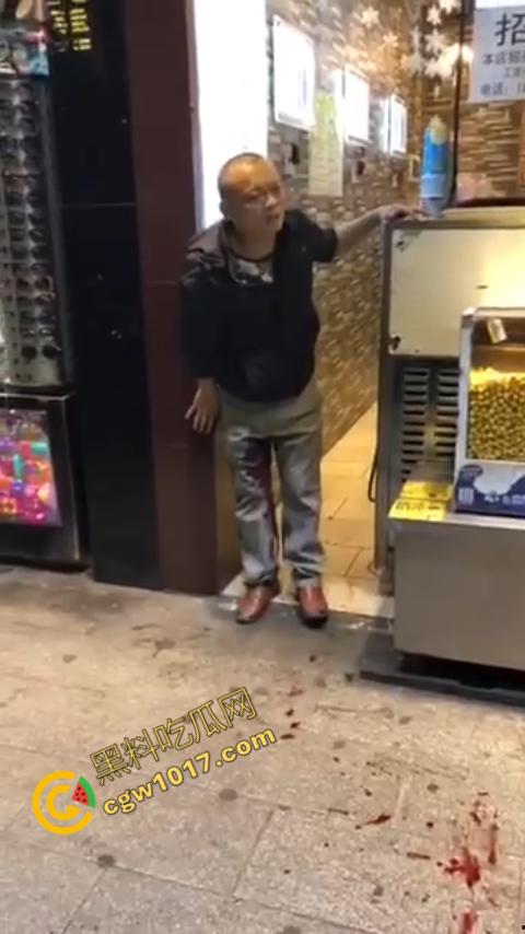 广州大街惊魂时刻:男子持刀疯狂输出,警察无奈拔枪射击,鲜血四溅,万人围观,刀客终于倒下!-7