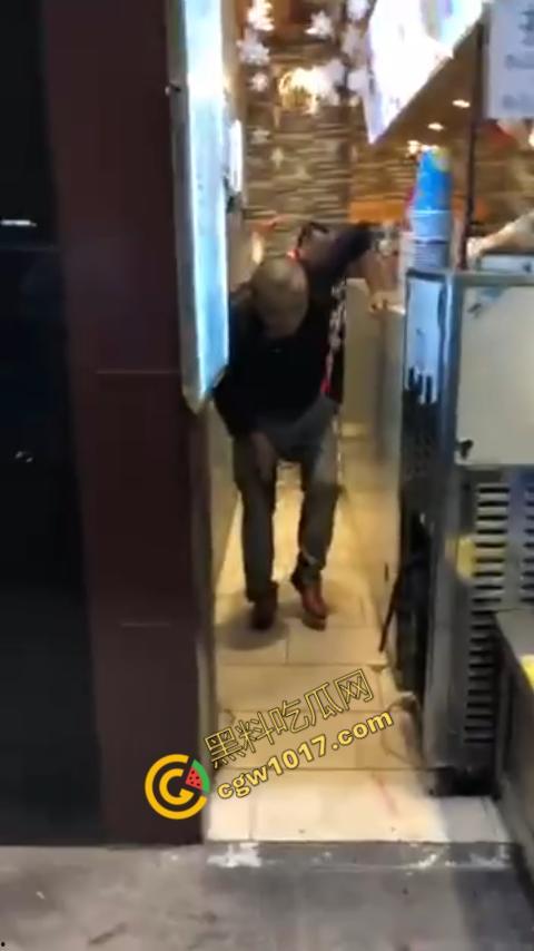 广州大街惊魂时刻:男子持刀疯狂输出,警察无奈拔枪射击,鲜血四溅,万人围观,刀客终于倒下!-5