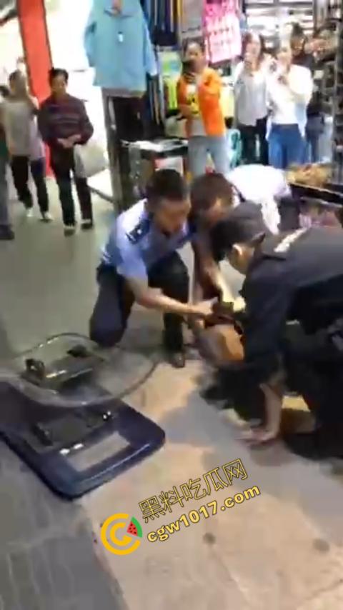 广州大街惊魂时刻:男子持刀疯狂输出,警察无奈拔枪射击,鲜血四溅,万人围观,刀客终于倒下!-8