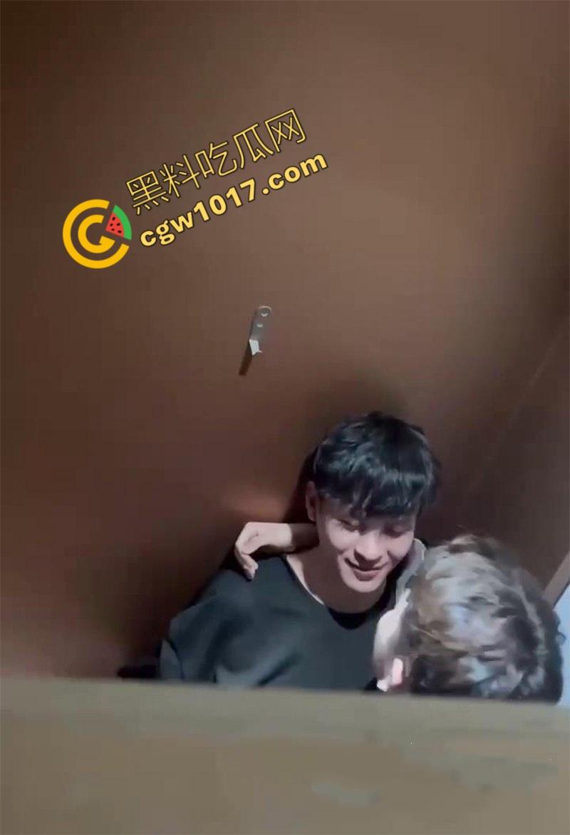 江苏男同约炮闹乌龙:两对公鸳鸯幽会配错对,厕所基情舌吻,酒店狂欢激情后入,画面刺激震碎三观-10