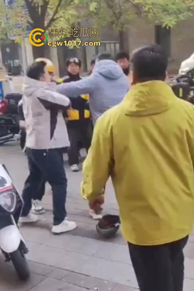 石家庄美团外卖小哥忍无可忍血刃站长,5块单子只给1块,离职扣80%工资逼人走绝路,这不是活该找刀吗?-3