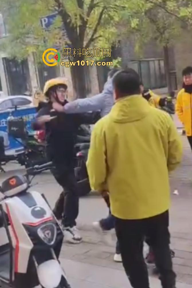 石家庄美团外卖小哥忍无可忍血刃站长,5块单子只给1块,离职扣80%工资逼人走绝路,这不是活该找刀吗?-4