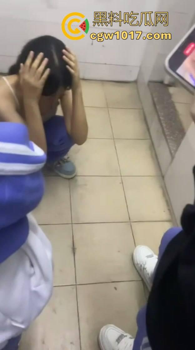 广东汕头龙湖区某中学校园霸凌视频曝光，果然是最毒妇人心啊，拳打脚踢扒光衣服，还要被霸凌着当作掰开嫩逼自慰！-8