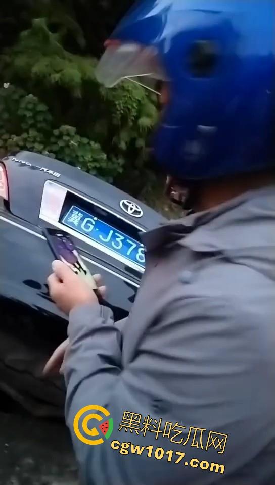 珍爱生命远离女司机！江苏南通北城小学南校区北门，一辆车直冲撞向河里，插在河中央，哎美女这里不能停车！-3