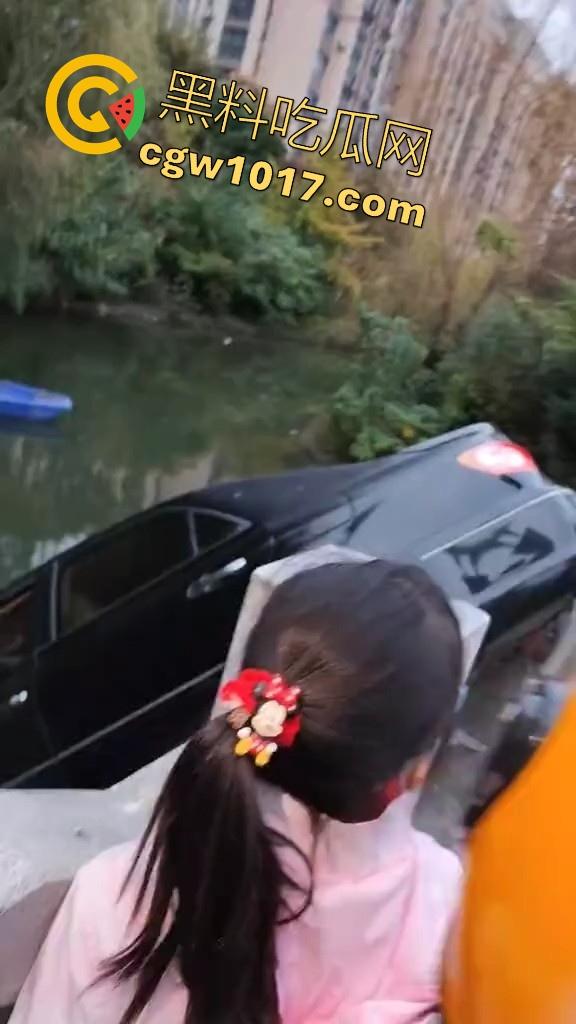 珍爱生命远离女司机！江苏南通北城小学南校区北门，一辆车直冲撞向河里，插在河中央，哎美女这里不能停车！-9