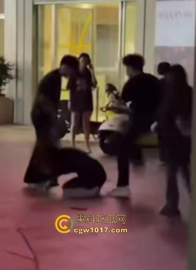 11月1日陕西西安精神小妹撞人骂街不道歉，遭精神小伙围殴踢肚狂飙，闺蜜龟缩不敢拦架，这内脏都要出血了吧！-5