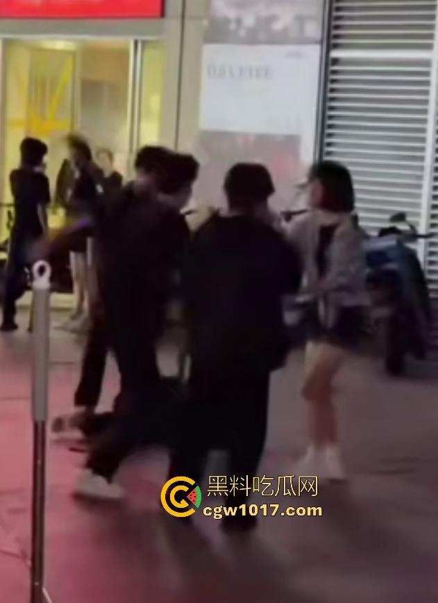 11月1日陕西西安精神小妹撞人骂街不道歉，遭精神小伙围殴踢肚狂飙，闺蜜龟缩不敢拦架，这内脏都要出血了吧！-8