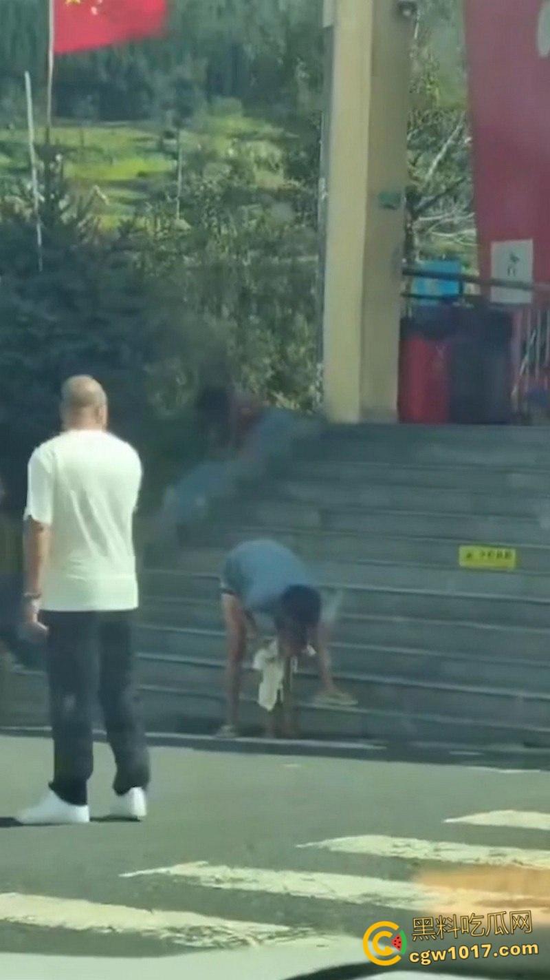 四川石棉高速服务区小猿泰山锅巴，高学历父母不给穿衣上户口，男孩爬食地摊剩饭，这父母真是禽兽不如！-1