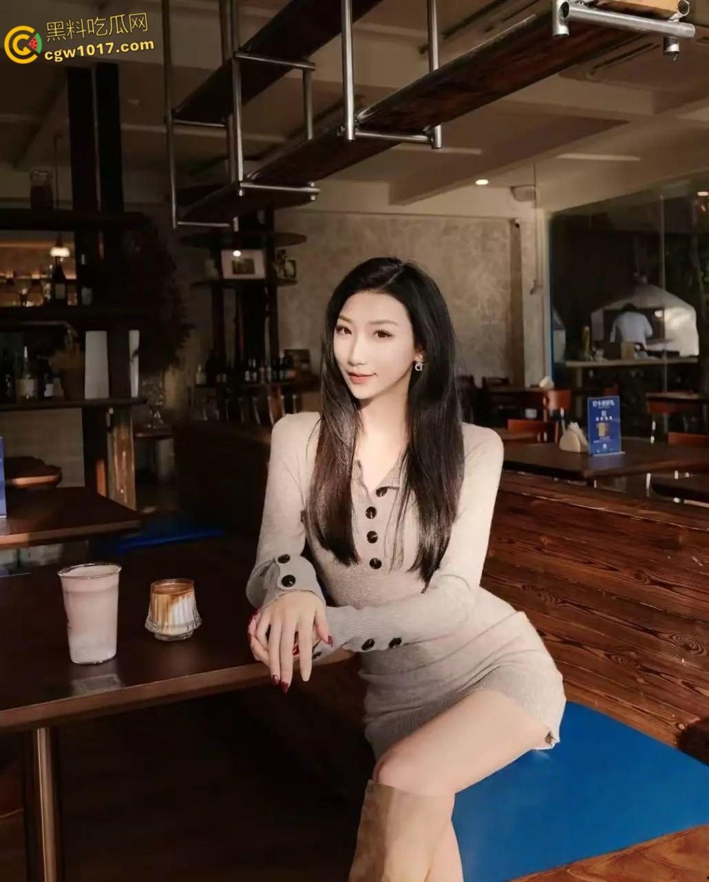 山东青岛在职教师【韩艳芳】日常生活中为人师表,曝出私下却是瘾君子,吸完以后淫靡至极,聚众淫乱!-5