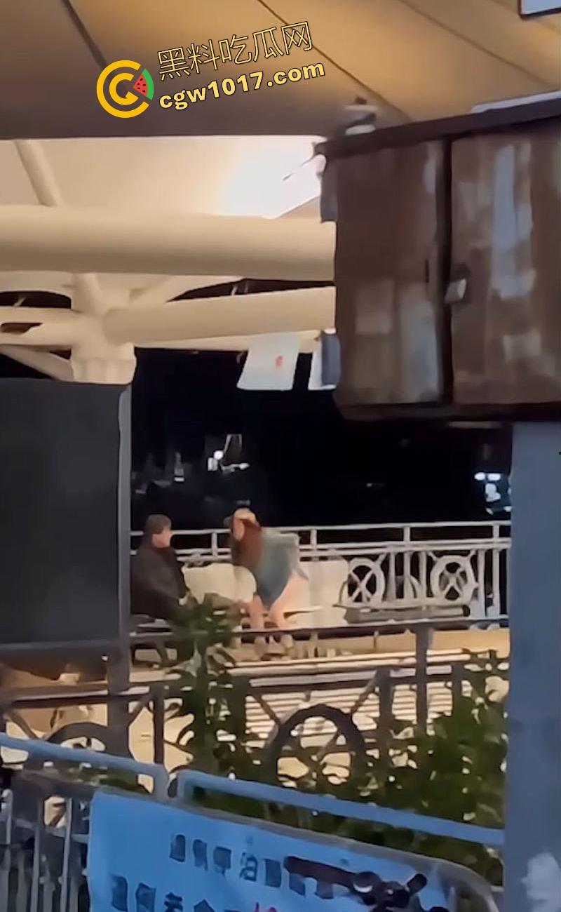 香港长洲码头六旬老人上演活春宫，宝刀未老船上动作猛烈，脱裤狂干不怕围观，老干部就是老干部丝毫不慌！-2