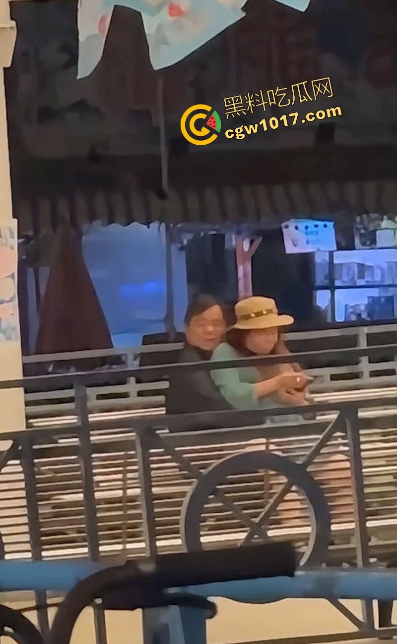 香港长洲码头六旬老人上演活春宫，宝刀未老船上动作猛烈，脱裤狂干不怕围观，老干部就是老干部丝毫不慌！-4