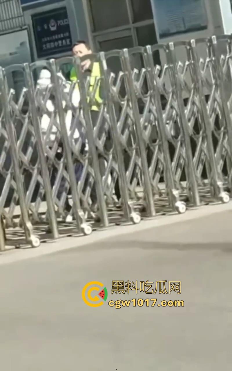 大同四中淀粉肠事件始末！女孩放学期间购买，副校长郭永乐没收人家家门钥匙，跟电动车钥匙，学生纷纷声讨支援！-7