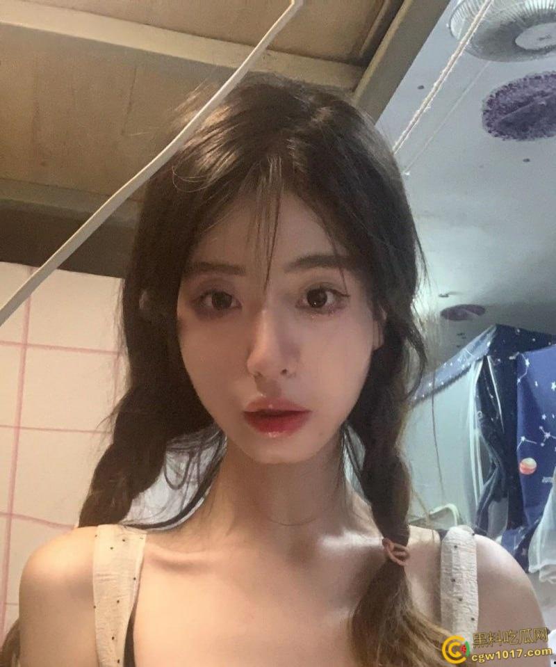 福建师范大学校花【李晓梅】她翘起雪白肥臀,白丝玉足玩弄男友大屌,粉嫩小穴被后入狂操呻吟不断!-3