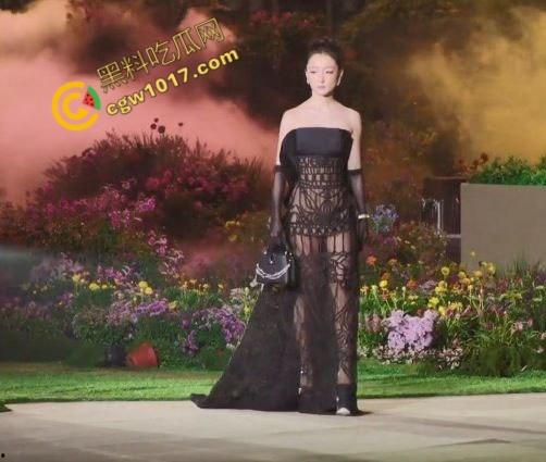 【周冬雨】VOGUE红毯透视装走光,性感仙女瞬间成爆炸新闻,行走荷尔蒙炸弹掀全网浪潮,裙摆失控全网疯传!-3