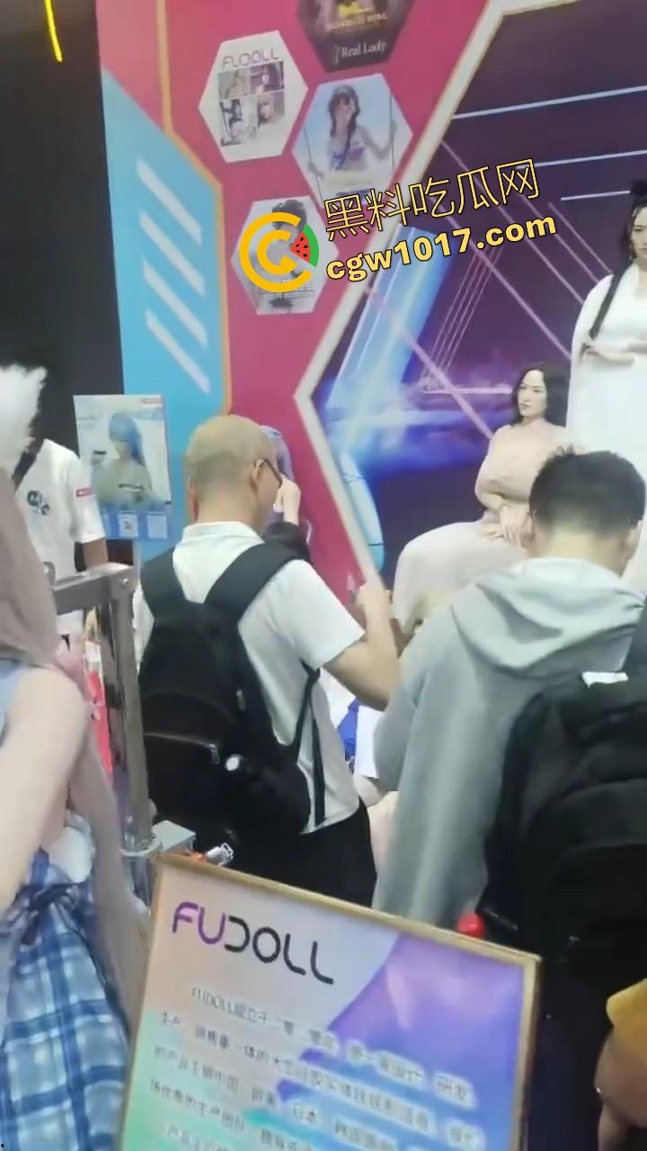 近期刷爆网络的广州成人展来啦！各种刑具成人用品花样多多，极品模特上演情趣诱惑，真是宅男的梦想啊！-7