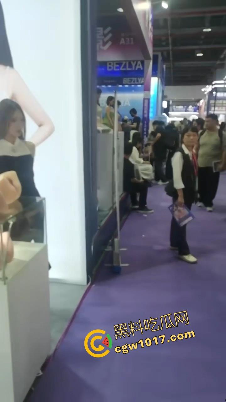 近期刷爆网络的广州成人展来啦！各种刑具成人用品花样多多，极品模特上演情趣诱惑，真是宅男的梦想啊！-9