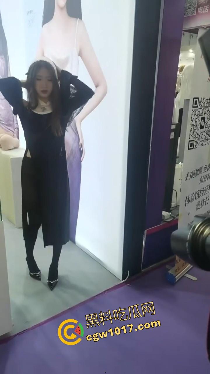 近期刷爆网络的广州成人展来啦！各种刑具成人用品花样多多，极品模特上演情趣诱惑，真是宅男的梦想啊！-10