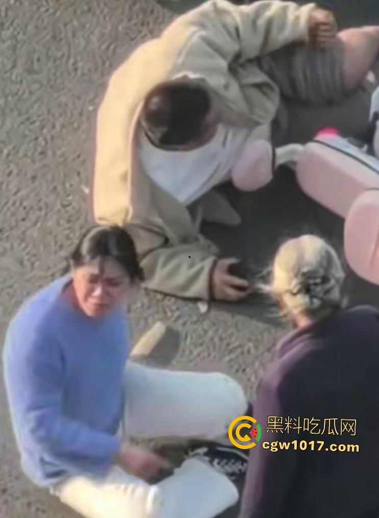 上饶电动车“奥斯卡”撞车大戏,大哥躺地飙演技假装植物人,女人快起来了他还全躺装死,影帝快起来领奖了!-4