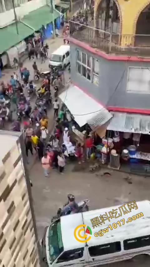 国外男子竟当街自残,刀割喉咙鲜血四溅,群众惊恐围观,男子倒地不省人事,惨烈一幕令人心悸胆战!-1