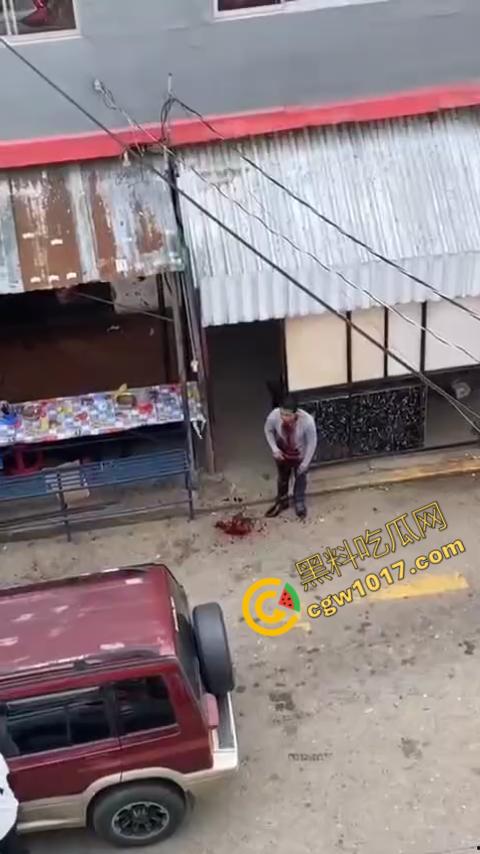 国外男子竟当街自残,刀割喉咙鲜血四溅,群众惊恐围观,男子倒地不省人事,惨烈一幕令人心悸胆战!-2