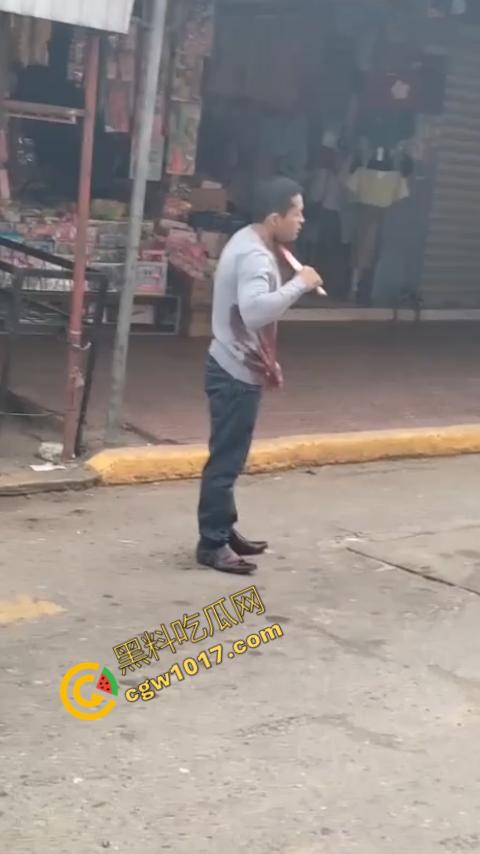 国外男子竟当街自残,刀割喉咙鲜血四溅,群众惊恐围观,男子倒地不省人事,惨烈一幕令人心悸胆战!-7