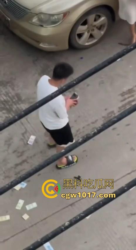 街头白衣猛男当街暴打短裙少妇，猛扯白裙少妇，直接一个过肩摔，把人摔得狗吃屎一样，手中钱散落街头！-1