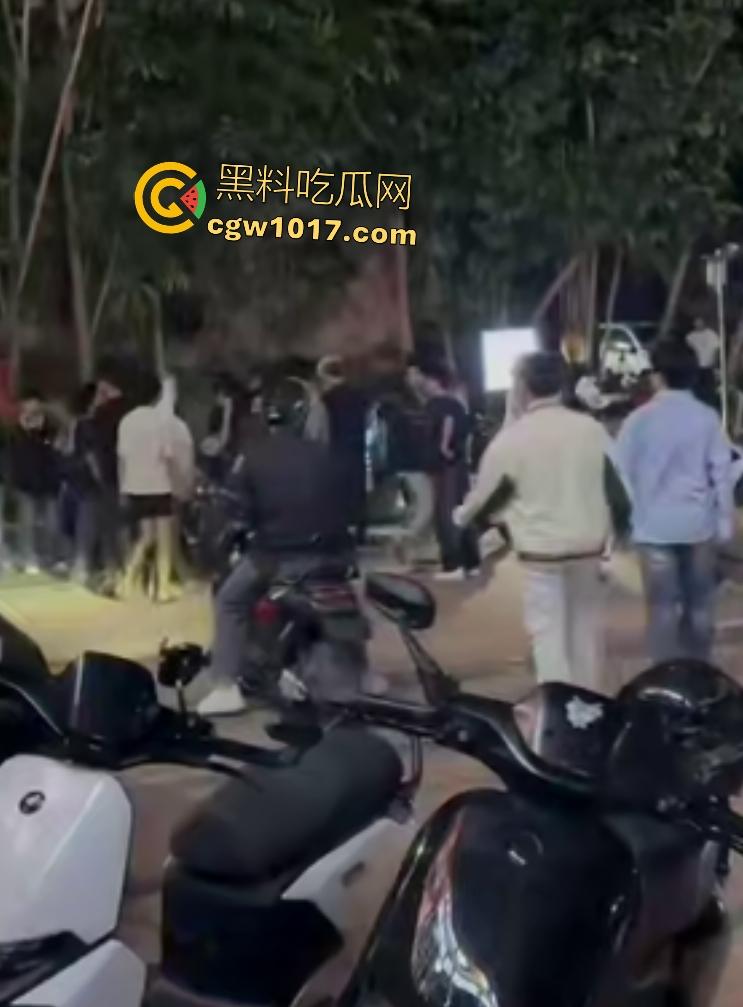 广州增城新塘万和百货，精神小伙鬼火约架，一刀捅死对方血流比杀猪水还多，大爷看戏被撵，哪凉快待着去！-5