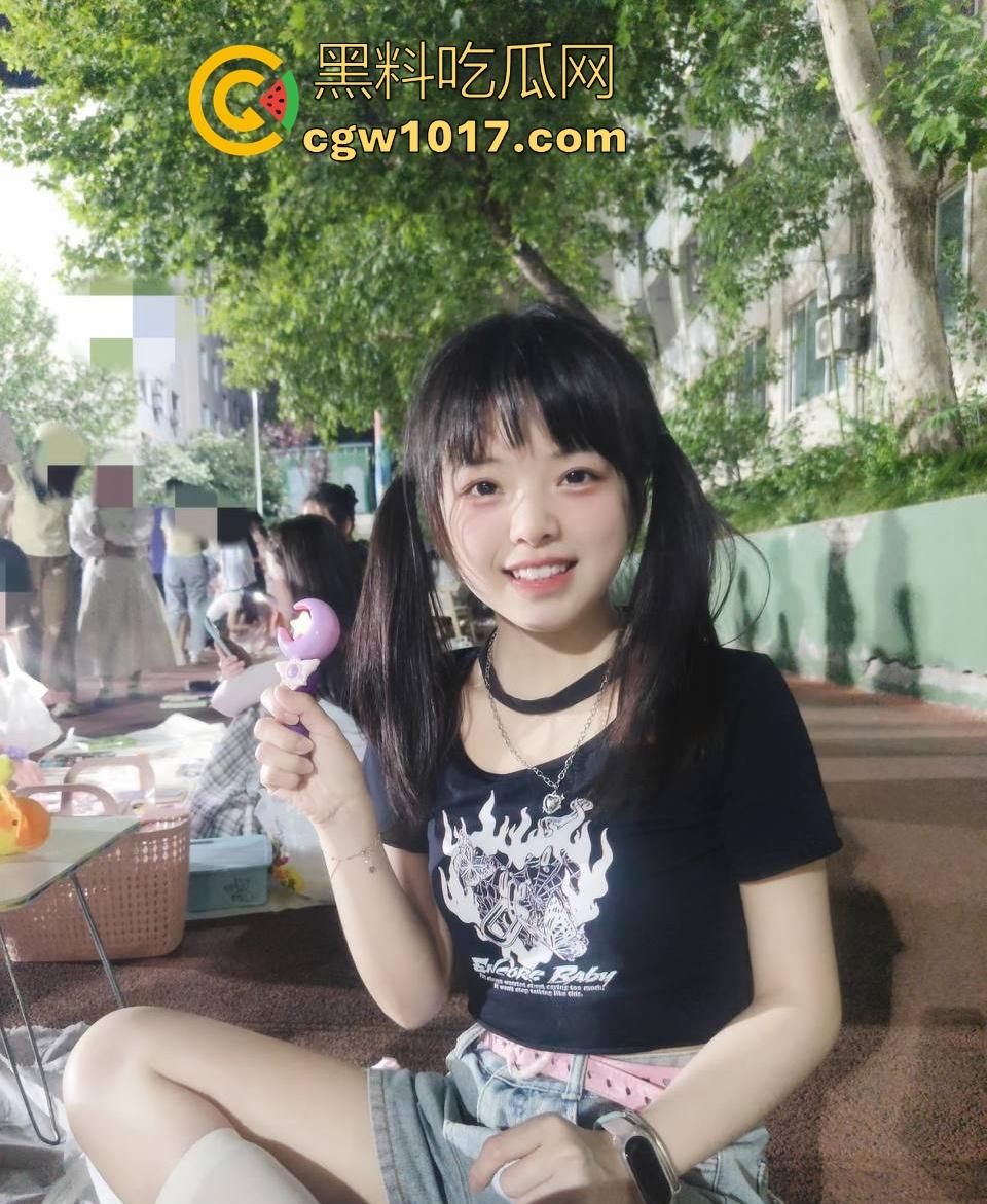 学生情侣学校储藏室偷吃禁果被偷拍，直接解开裤子让女的舔硬然后压倒抽插，淫荡小穴疯狂流水，是真的羡慕呀！-1