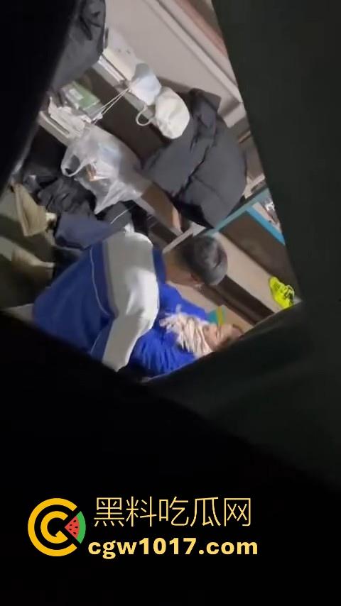 学生情侣学校储藏室偷吃禁果被偷拍，直接解开裤子让女的舔硬然后压倒抽插，淫荡小穴疯狂流水，是真的羡慕呀！-9