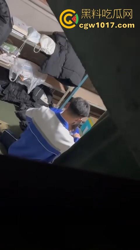 学生情侣学校储藏室偷吃禁果被偷拍，直接解开裤子让女的舔硬然后压倒抽插，淫荡小穴疯狂流水，是真的羡慕呀！-4