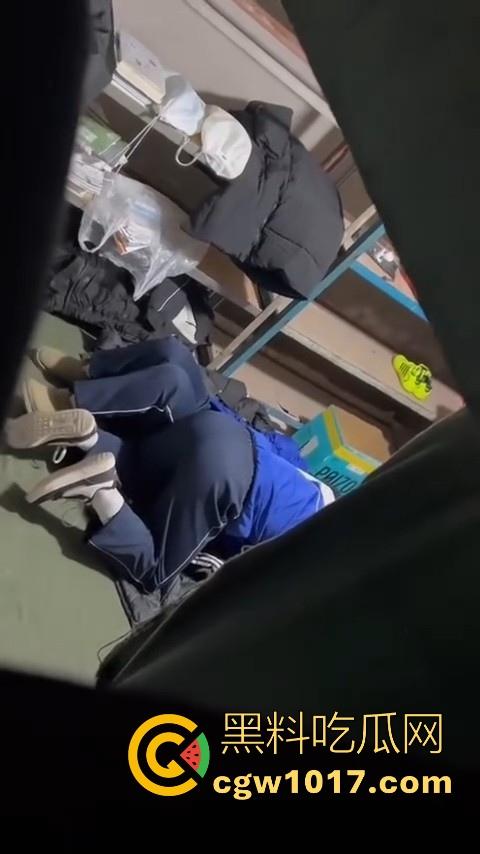 学生情侣学校储藏室偷吃禁果被偷拍，直接解开裤子让女的舔硬然后压倒抽插，淫荡小穴疯狂流水，是真的羡慕呀！-7