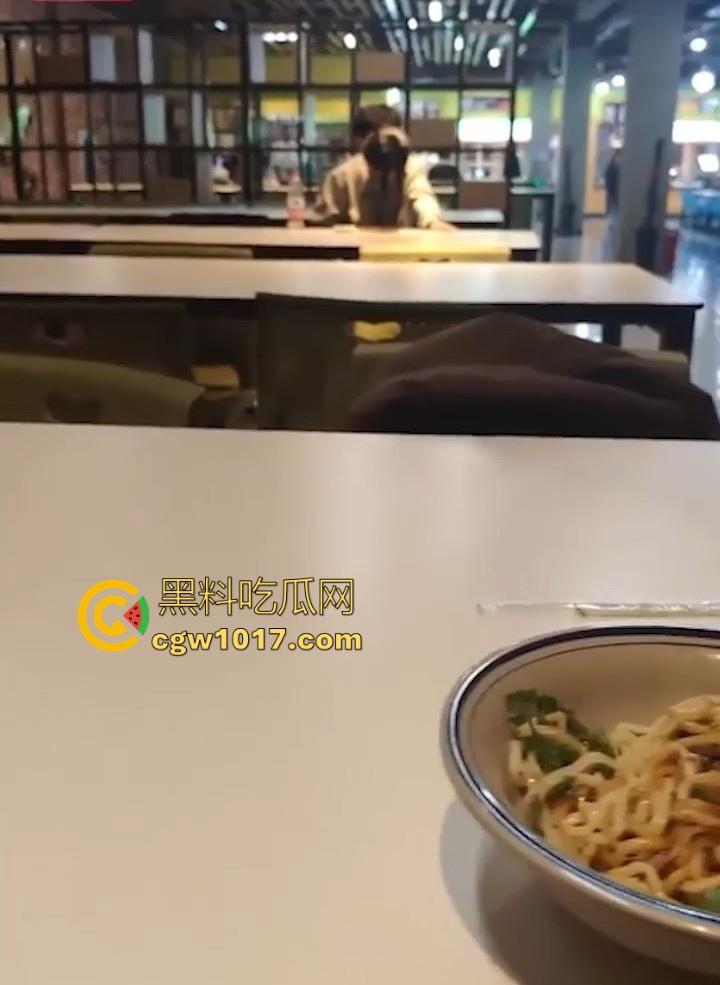 餐厅内情侣大胆玩抠逼，妹子表情扭曲高潮，全自动骑乘榨精，从娇羞到高潮喷潮，合着我们都是你们pay中的一环呗！-1