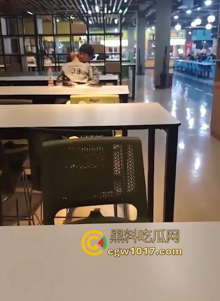 餐厅内情侣大胆玩抠逼，妹子表情扭曲高潮，全自动骑乘榨精，从娇羞到高潮喷潮，合着我们都是你们pay中的一环呗！-6