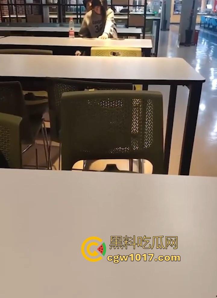 餐厅内情侣大胆玩抠逼，妹子表情扭曲高潮，全自动骑乘榨精，从娇羞到高潮喷潮，合着我们都是你们pay中的一环呗！-8