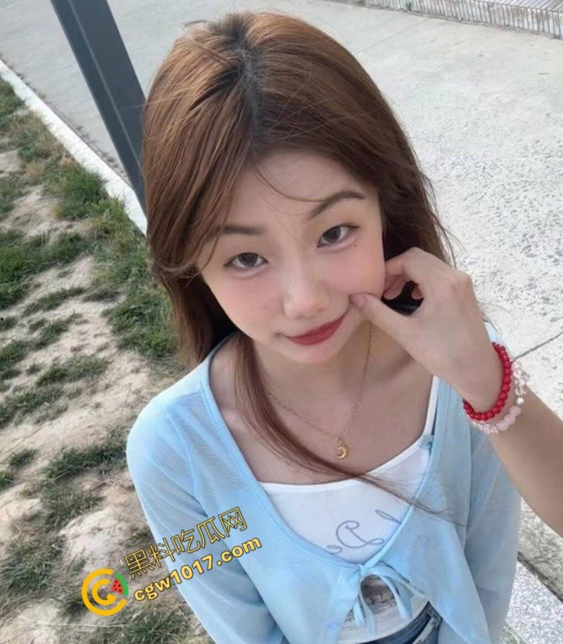 山东精神小妹【施雅雯】被调教视频曝光：酒店走廊、男厕所大尺度露出，露脸口交，骚到极致！-1