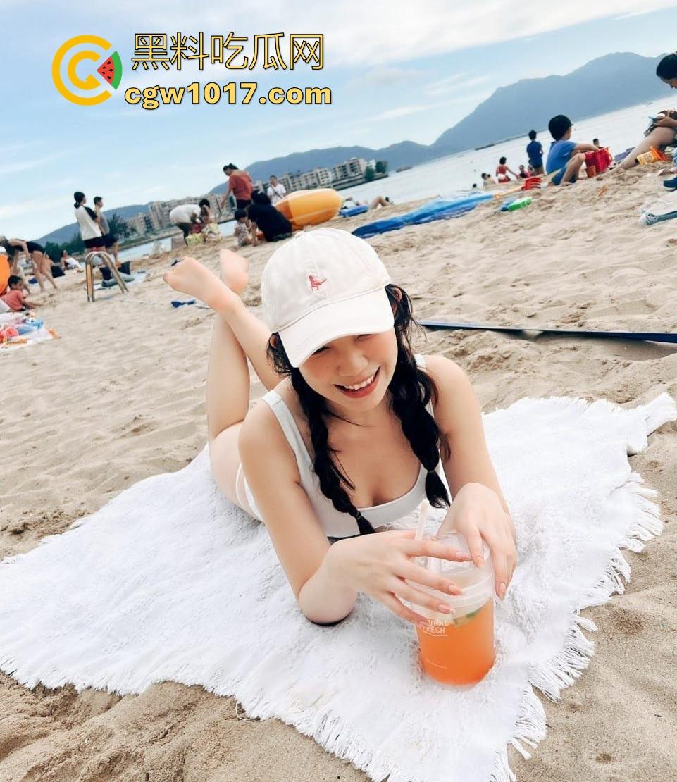 杭州工商大学高颜值反差嫩妹【肖艺莹】与前男友旅游做爱视频曝光，激情缠绵本性尽显，跪床口交对镜后入爆操娇躯！-5