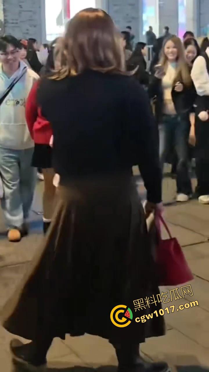 万圣节cos红姐被警察带走，我原称之为今年最佳COS，现场还跟路人玩起来跪地口交的动作，真的好像本人！-5