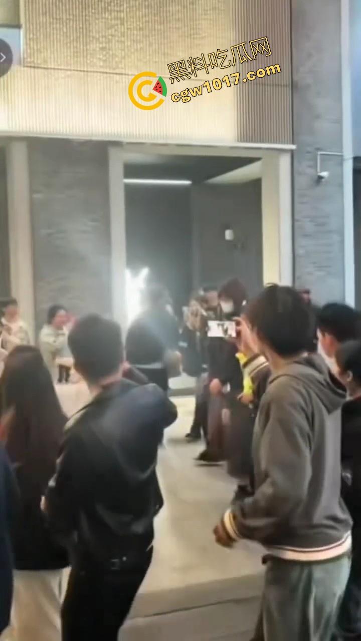 万圣节cos红姐被警察带走，我原称之为今年最佳COS，现场还跟路人玩起来跪地口交的动作，真的好像本人！-6