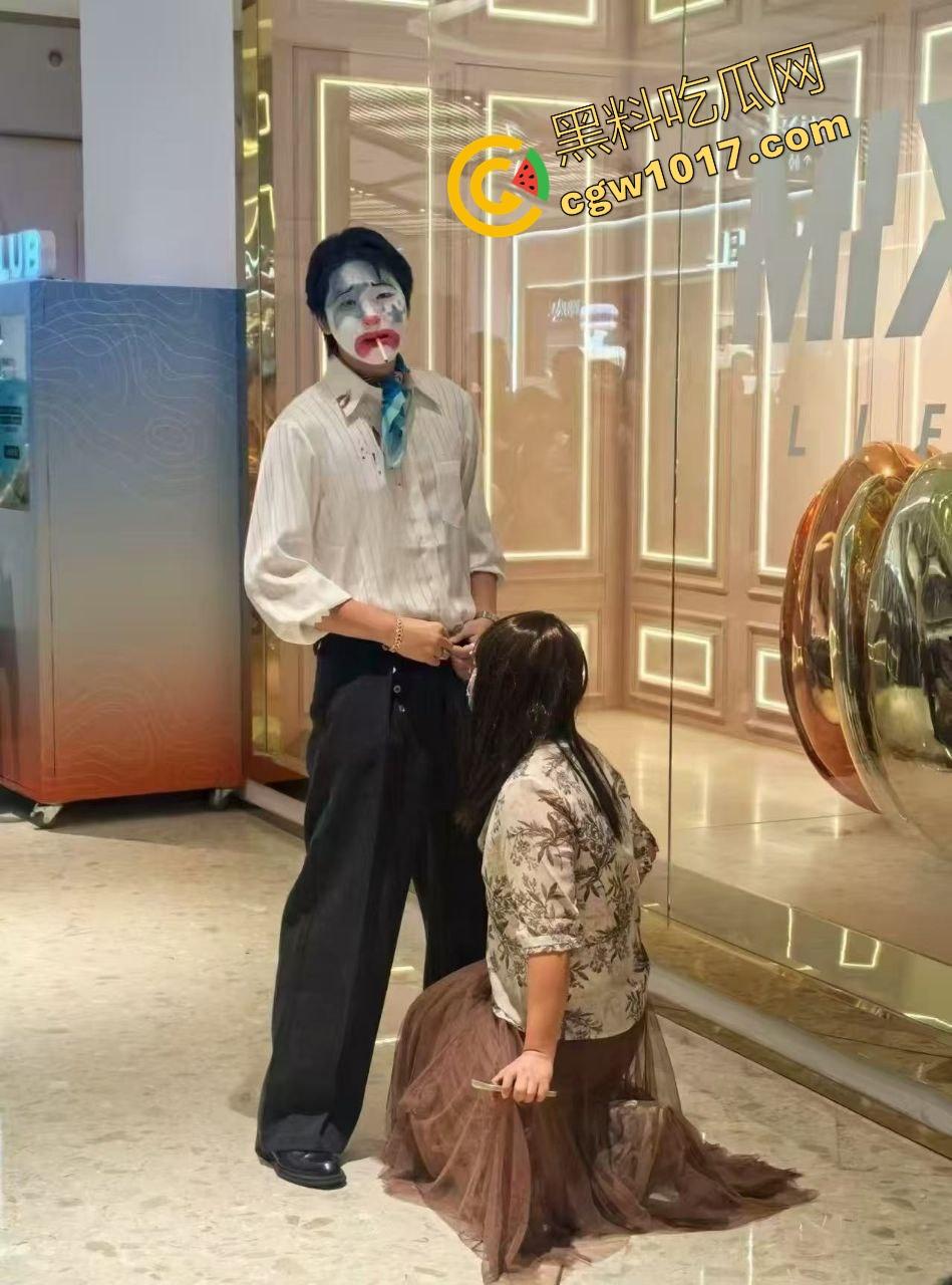 万圣节cos红姐被警察带走，我原称之为今年最佳COS，现场还跟路人玩起来跪地口交的动作，真的好像本人！-8